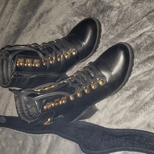 Used black boots, size 10